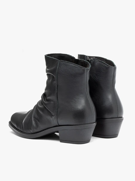 <p>Schwarze, geraffte Stiefeletten</p>