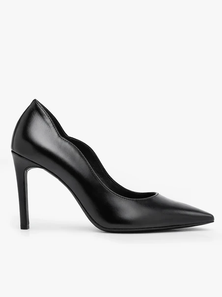 Stiletto-Pumps aus schwarzem genarbtem Leder