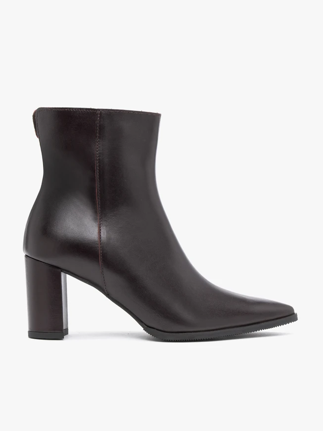 <p>Burgunderrote hohe Stiefeletten mit Blockabsatz</p>