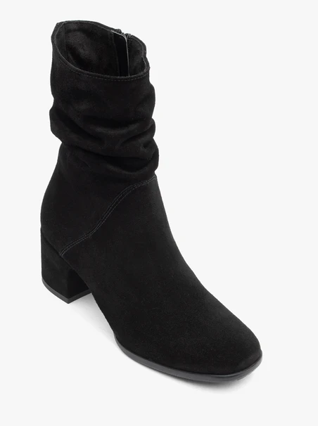 <p>Schwarze kurze Stiefel mit gerafftem Schaft</p>