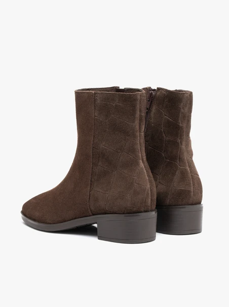Braune Stiefel aus bedrucktem Krokodilleder