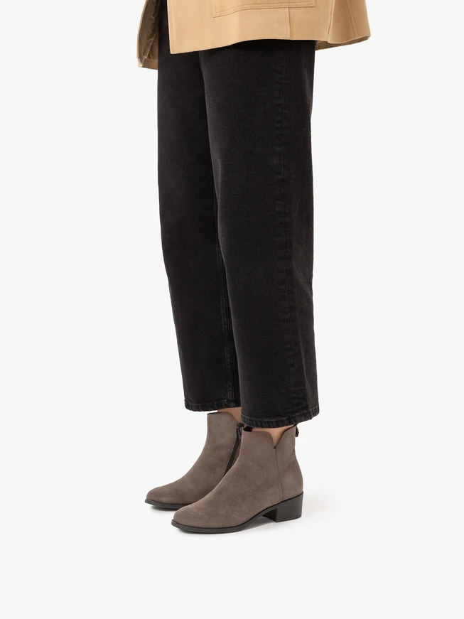 Hellbraune Velourstiefel