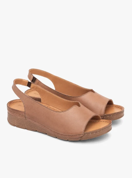 Hellbraune Sandalen aus genarbtem Leder