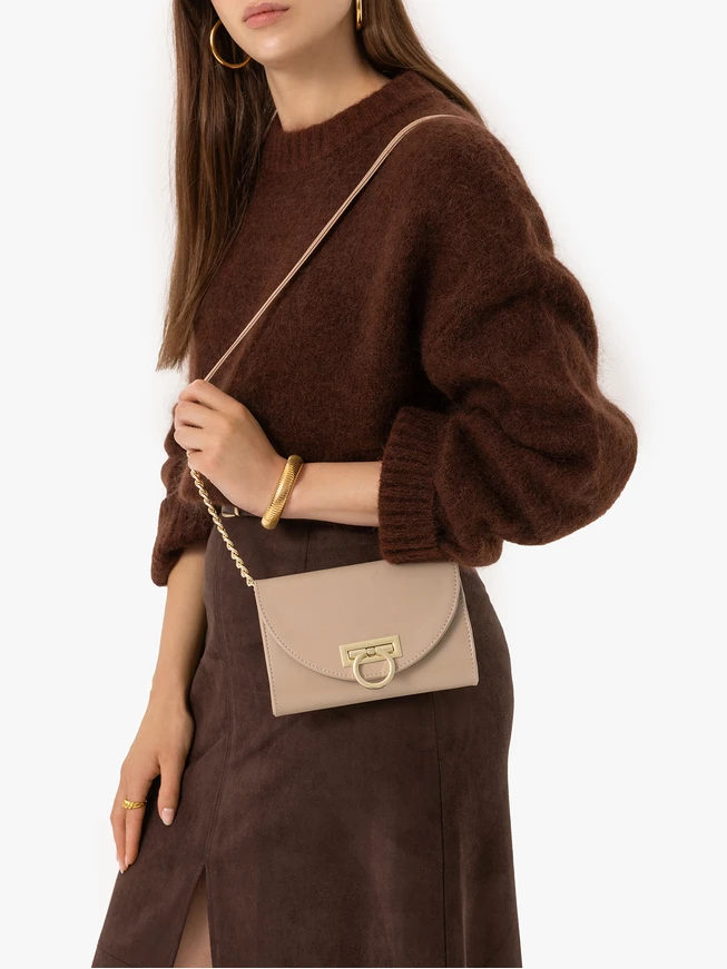 Beigefarbene Kupplungstasche mit Kette