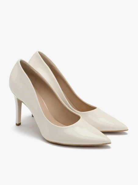 Cremefarbene lackierte Stilettos mit hohem Absatz