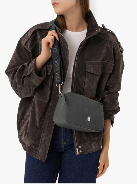 Eine dunkelgraue Handtasche mit breitem Riemen