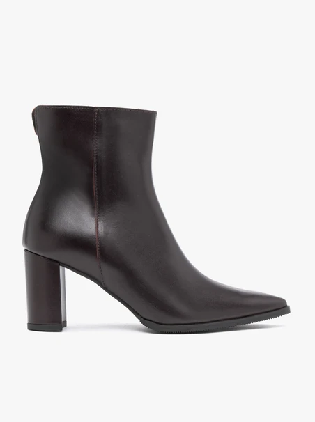 <p>Burgunderrote hohe Stiefeletten mit Blockabsatz</p>
