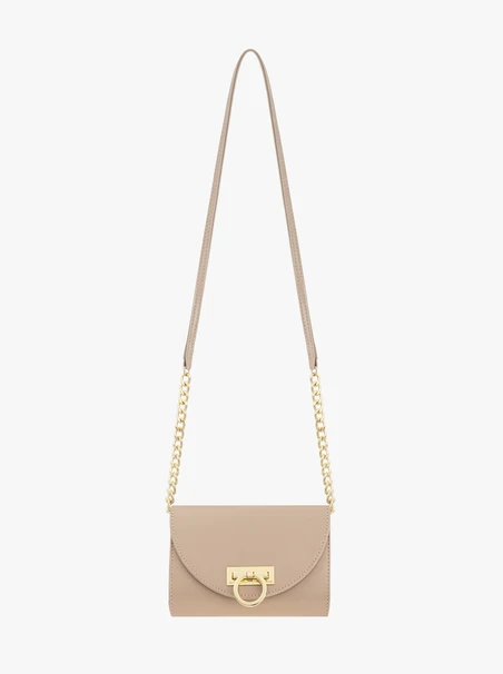 Beigefarbene Kupplungstasche mit Kette
