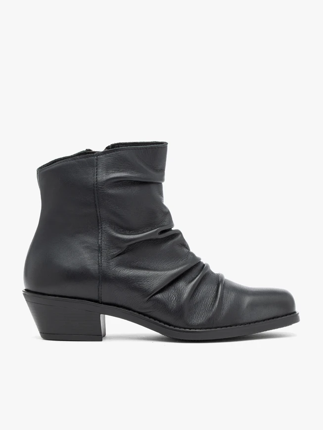 <p>Schwarze, geraffte Stiefeletten</p>