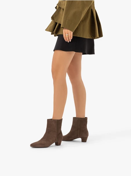 Braune Veloursstiefel mit niedrigen Absätzen