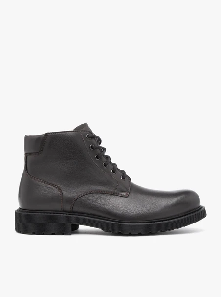 Dunkelbraune isolierte Stiefel