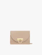 Beigefarbene Kupplungstasche mit Kette