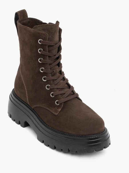 Braune Stiefel mit dicker Sohle