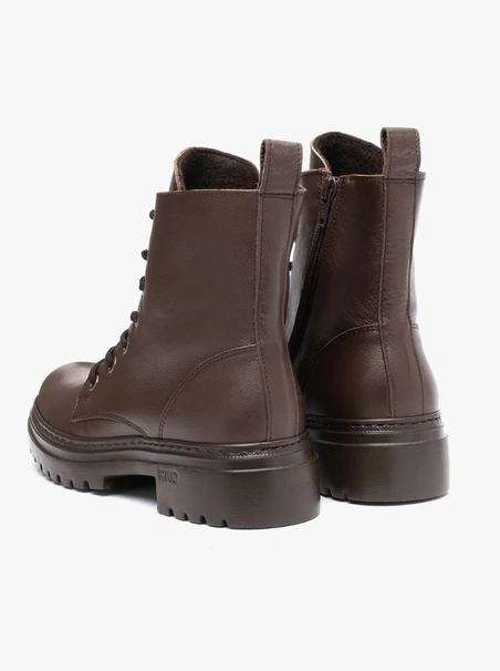 Braune Stiefel aus Glattleder mit einer dickeren Sohle