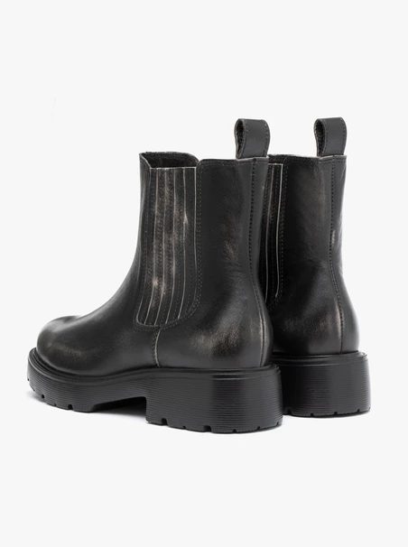 Schwarze, abgewetzte Stiefeletten