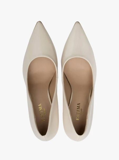 Cremefarbene lackierte Stilettos mit hohem Absatz