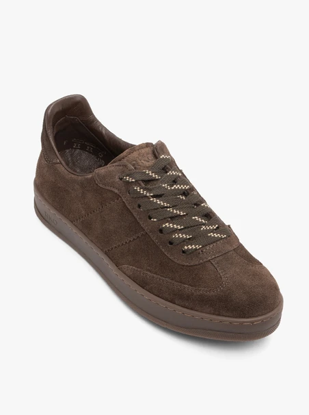 Braune Sporthalbschuhe