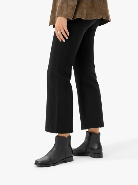 Schwarz genarbte Lederstiefel