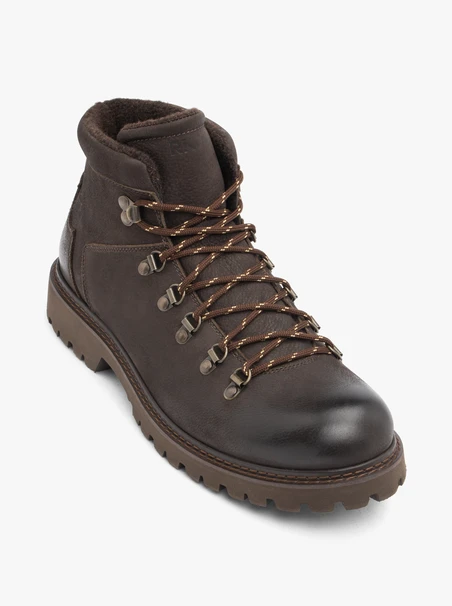 Dunkelbraune isolierte Stiefel