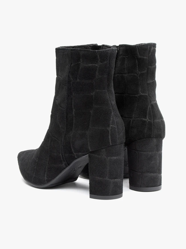 <p>Schwarze, höhere Velourslederstiefel</p>