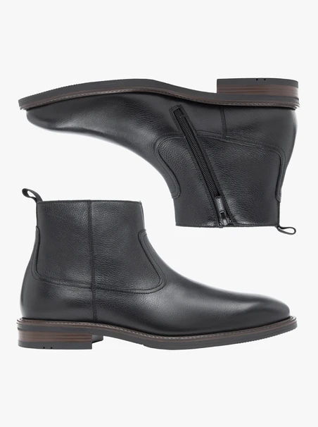Schwarz genarbte Lederstiefel