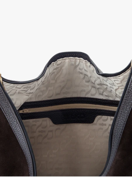 Eine dunkelbraune, weiche Handtasche