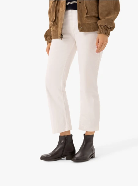 Dunkelbraune flache Stiefel