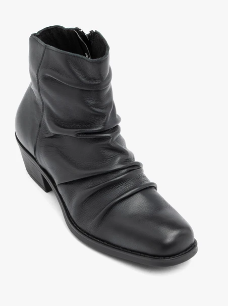 <p>Schwarze, geraffte Stiefeletten</p>