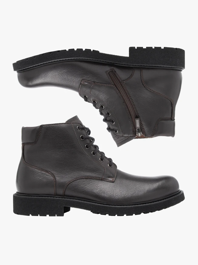 Dunkelbraune isolierte Stiefel