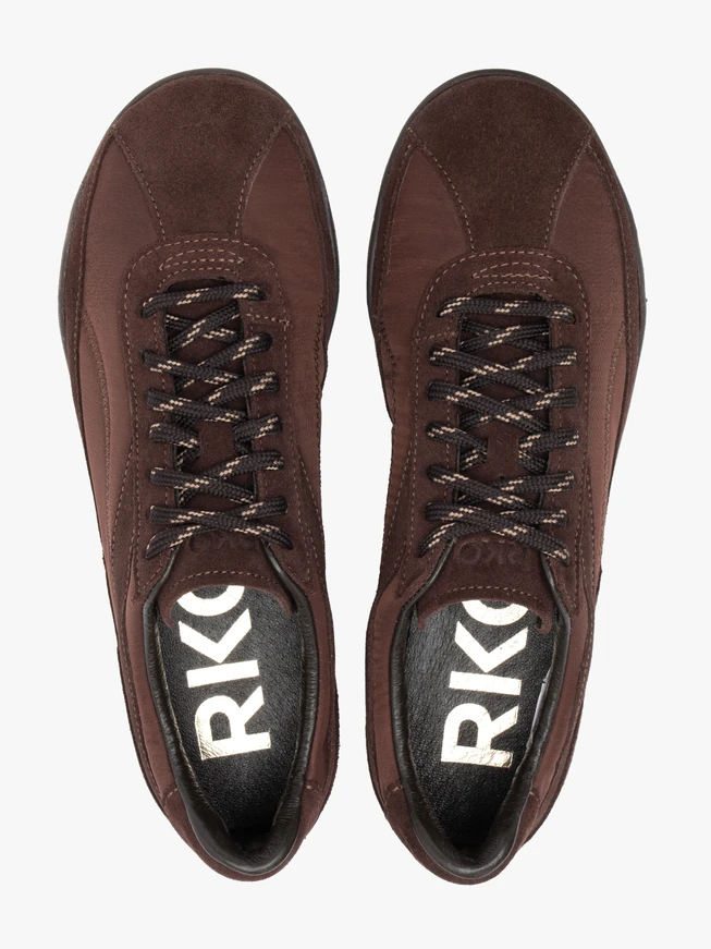 Kastanienbraune Sporthalbschuhe