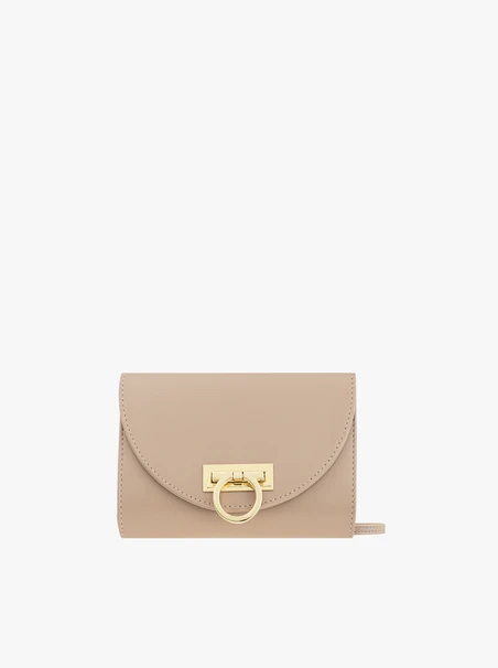 Beigefarbene Kupplungstasche mit Kette