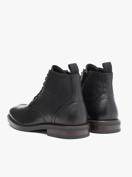 Schwarz genarbte Lederstiefel
