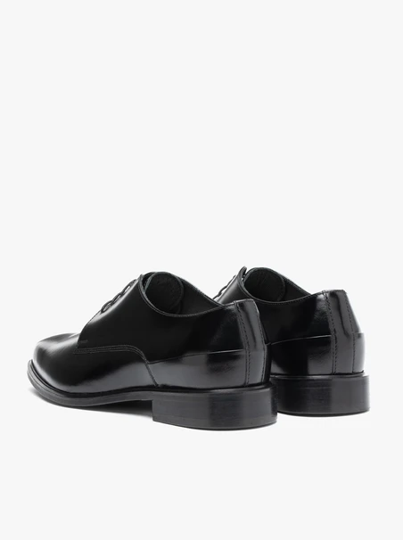 Schwarz lackierte formelle Schuhe