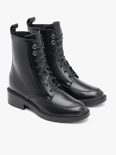 Schwarze Schnürstiefel