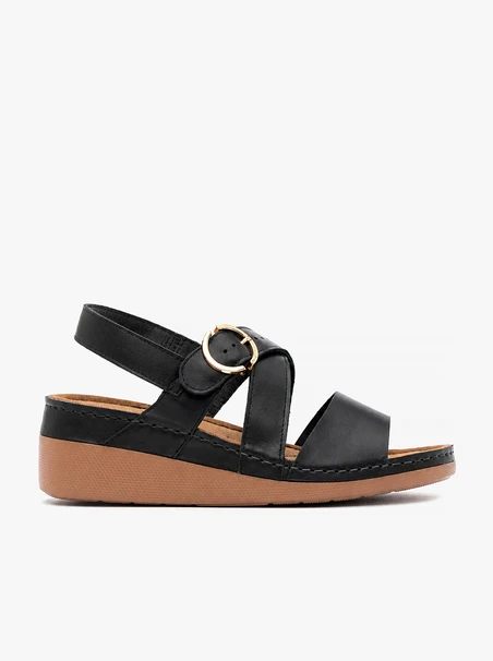 Schwarze Sandalen mit niedrigen Absätzen
