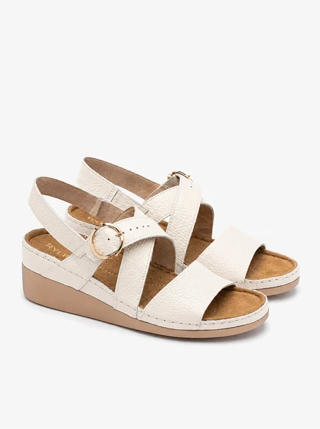 Cremefarbene Sandalen mit niedrigen Absätzen
