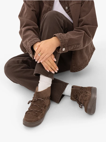 Braune Schneestiefel zum Schnüren