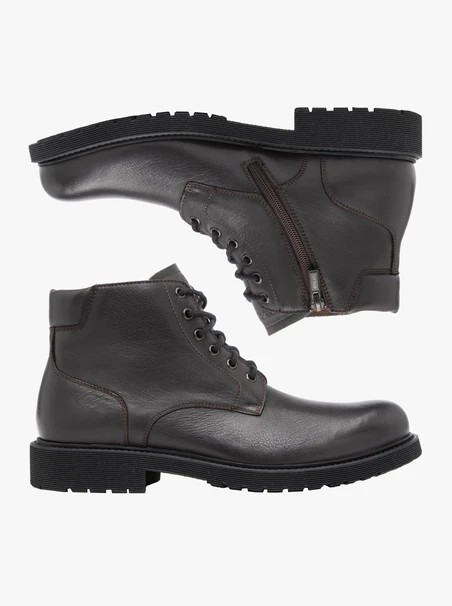 Dunkelbraune isolierte Stiefel