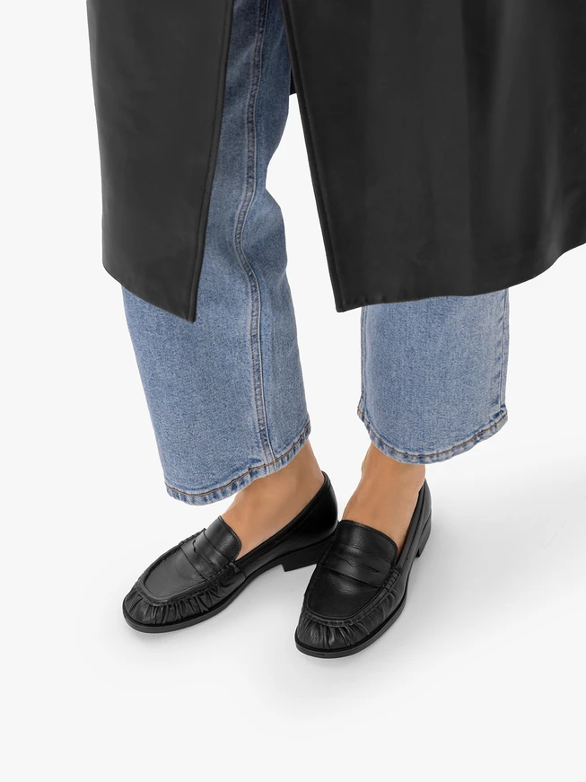 Mokassins aus schwarzem Leder