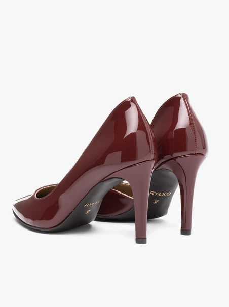 Burgunderrote, lackierte Pumps mit Stilettoabsatz