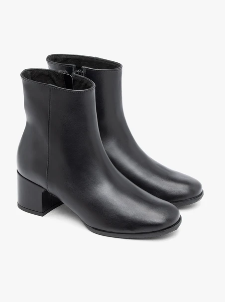 <p>Schwarze Stöckelschuhe</p>