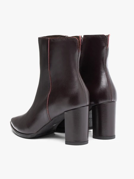 <p>Burgunderrote hohe Stiefeletten mit Blockabsatz</p>