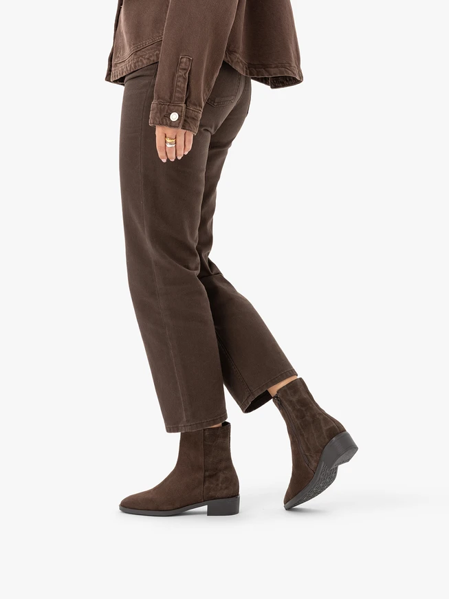 Braune Stiefel aus bedrucktem Krokodilleder