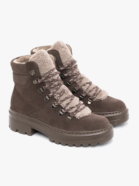 Braune Schneestiefel mit Fellbesatz