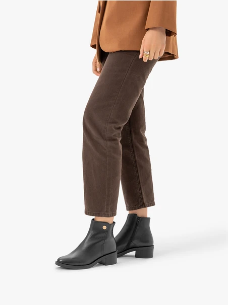 Schwarze Stiefel mit Absatz aus genarbtem Leder