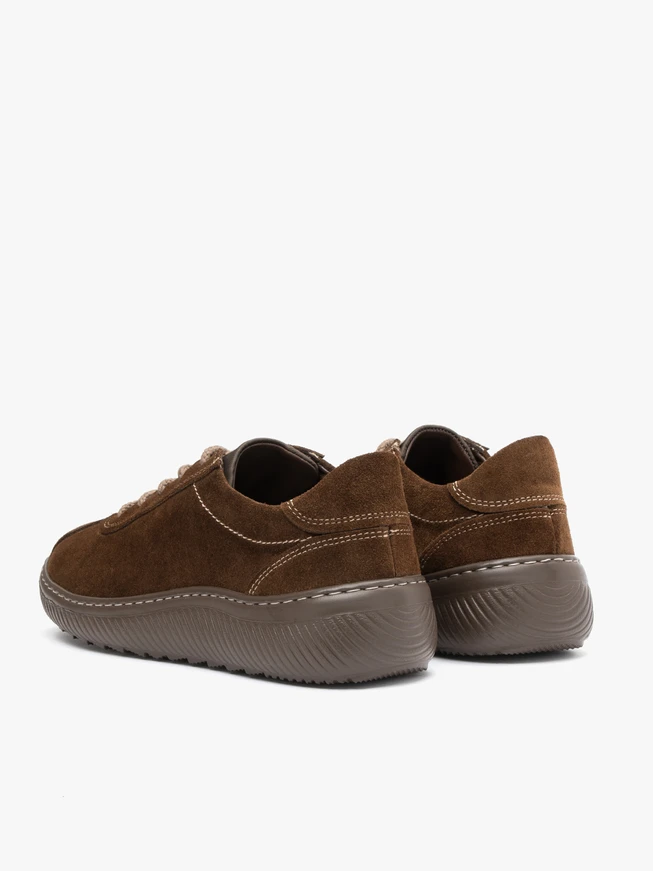 Braune Sporthalbschuhe mit dicker Sohle