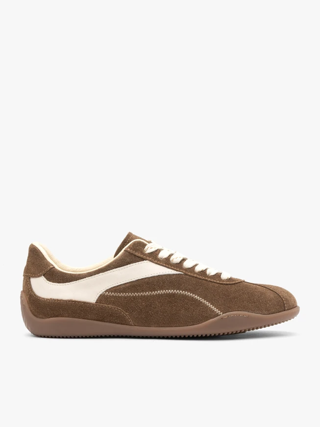 Dunkelbeige Sporthalbschuhe mit weißen Elementen