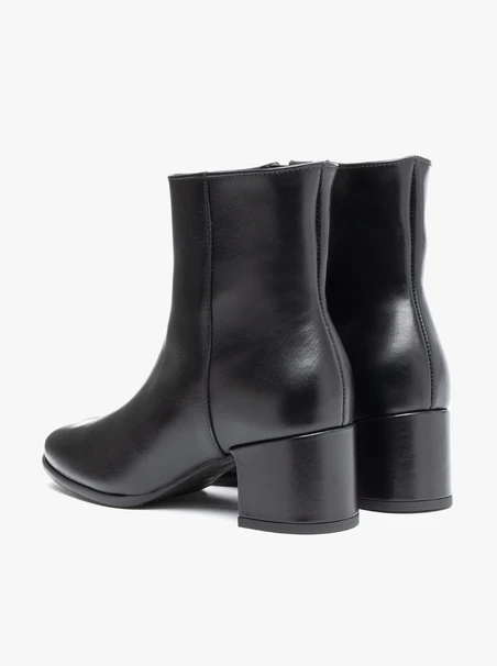 <p>Schwarze Stöckelschuhe</p>