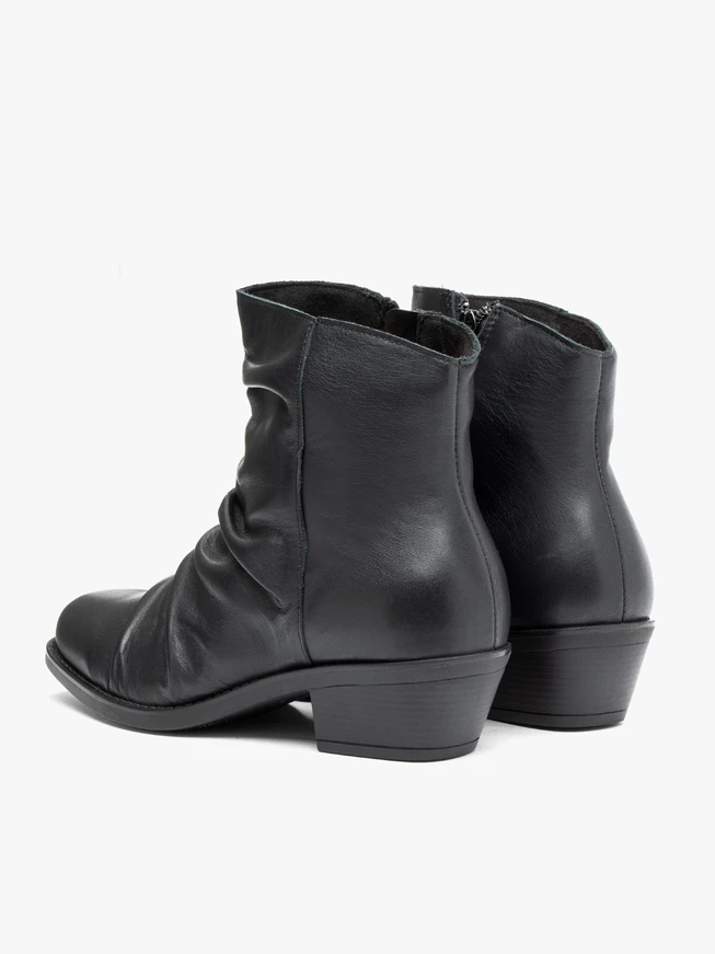 <p>Schwarze, geraffte Stiefeletten</p>