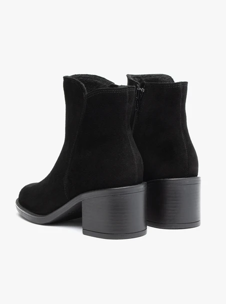 Schwarze Veloursstiefel